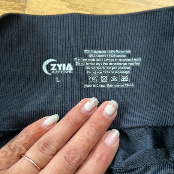 Zyia Active Black and White Ombré Performance Hi-Rise 7/8 size Large - Picture 3 of 4